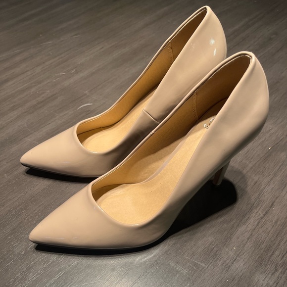 Pointed Nude Heels - Picture 1 of 3